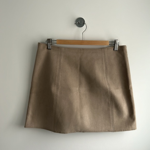 Aritzia Babaton Hopper Skirt (Simili Suède) - Picture 3 of 3